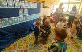Pani Dyrektor wręcza dyplomy w gr II