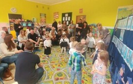 dzieci i rodzice na pasowaniu w gr II