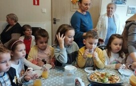 Poczęstunek w Domu SENIOR-WIGOR