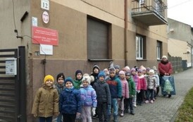 Dzieci z gr VI przed Dziennym Domem SENIOR-WIGOR w Zgierzu