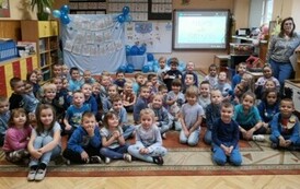 Dzieci z grup III, V i VI pozują do zdjecia