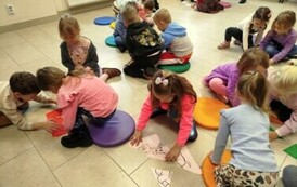 Dzieci układają puzzle