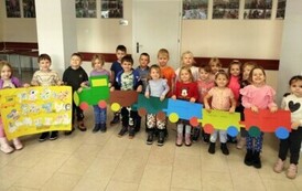 Dzieci pozują z pracą plastyczną