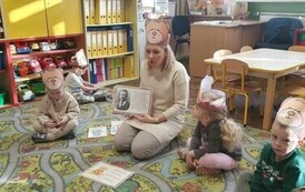 Słuchanie historii o początkach Dnia Pluszowego Misia