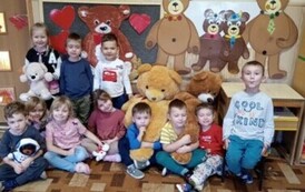 zdjęcie grupowe grupy III w Dzień Pluszowego Misia
