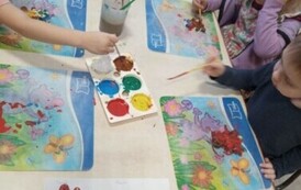 Hania i inne dzieci malują Misie