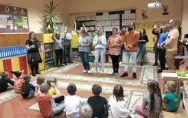Dzieci patrzą na rodzic&oacute;w