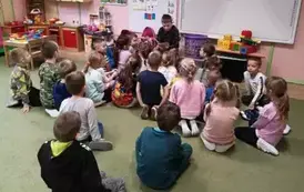 Dzieci słuchają czytającego Grzesia