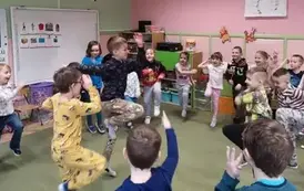 Dzieci biorą udział w zabawie ruchowej