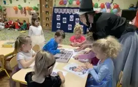 praca plastyczna - wylepianie plasteliną wr&oacute;żki