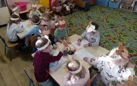 Dziecie kolorują misie