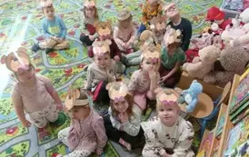 dzieci przesyłają całuski do zdjęcia