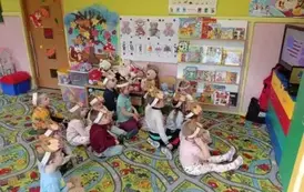 Dzieci oglądają bajkę o misia