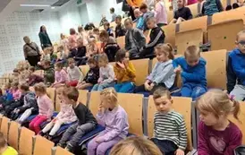 dzieci na widowni oczekują na przedstawienie