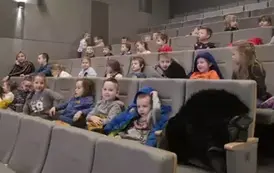 Dzieci czekają na bajkę