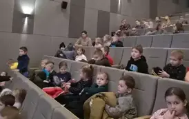 Dzieci czekają na seans