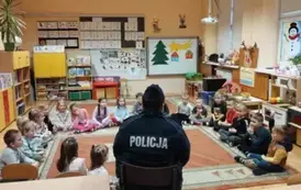 Dzieci słuchają pani policjantki