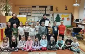 Dzieci pozują do zdjęcia