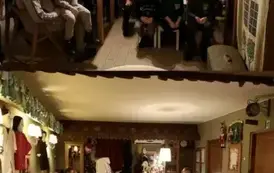Dzieci i rodzice pozują do zdjęcia