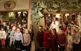 Dzieci pozują do zdjęcia