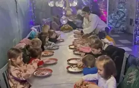 Dzieci z grupy III robią zimowe breloczki