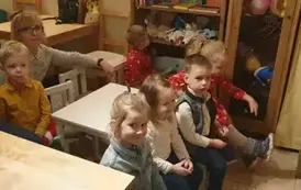 Tosia, Iza Julek i MAteusz oglądają przestawienie.