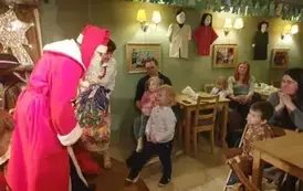 Szymon odbira paczkę od Mikołaja