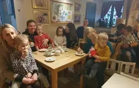 Rodzice i dzieci z gr I w Baśnowej Kawiarence