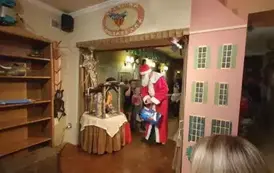 Mikołaj odwiedził dzieci i wręczył im prezenty.