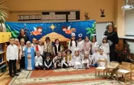 Dzieci i panie pozują do zdjęcia