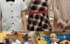 Dzieci pozują do zdjecia