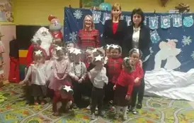 Zdjecie grupowe dzieci i pań