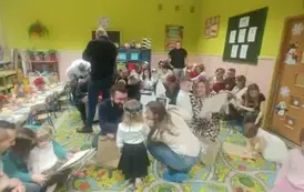 Dzieci i rozice oglądają prezenty