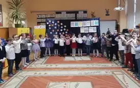 Dzieci pokazują serca do dziadk&oacute;w
