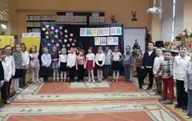 Dzieci z grupy V pozują do zdjęcia