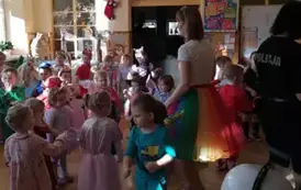Dzieci i panie tańczą podczas balu