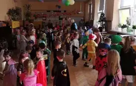 Dzieci bawią się na balu karnawałowym