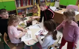 Dzieci kolorują obrazki