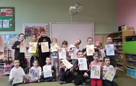 Dzieci pozują do zdjęcia