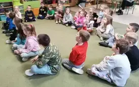 Dzieci na zajęciach z kotami