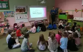 Dzieci na zajęciach z kotami 1