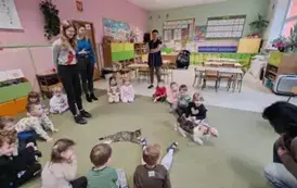 Kicia Słonko wśr&oacute;d dzieci