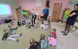 Dzieci w kole oglądają koty