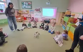Dzieci obserwują kota