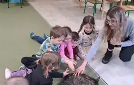 dzieci głaszczą kota