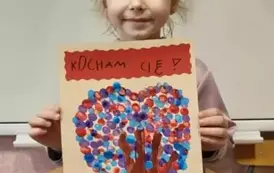 Nella trzyma pracę na konkurs