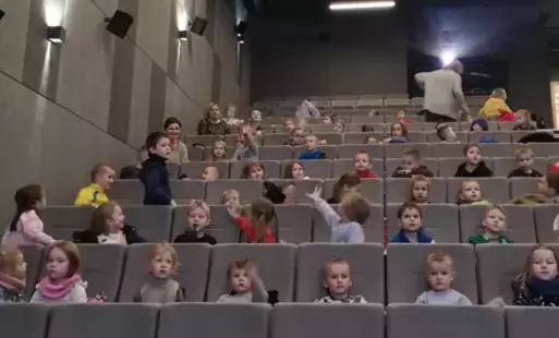 Wyjście do kina w Starym Młynie na bajkę pt. "Zima Mamy Mu"