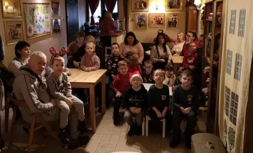 Świąteczny wyjazd grupy V z rodzicami do Baśniowej Kawiarenki.