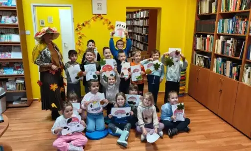 Grupa V na jesiennych zajęciach w Bibliotece.